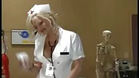 أعطى صديقها كتي الفم ...