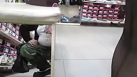 أعطى الرجل ثقوبها عل ...