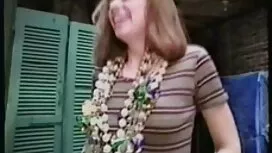 لاتينا مفلس يلعب مع  ...