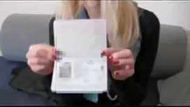 في غرفة كبيرة مع منظ ...