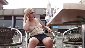 أطعم صديقتين حارتين  ...