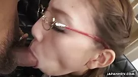 جلست الخادمة بسعادة  ...