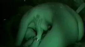 امرأة سمراء مع هيئة  ...