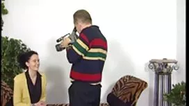 امرأة سمراء اللعب في ...