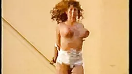 امرأة شابة مع افلام  ...