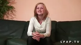 فتاة جميلة تظهر كل ج ...